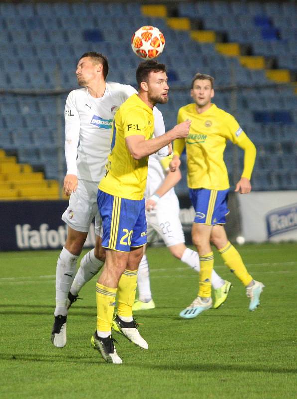 Prvoligoví fotbalisté Fastavu Zlín (ve žlutém) v pondělní dohrávce 15. kola FORTUNA:LIGY doma hostili favorizovanou Viktorii Plzeň. Na snímku Wágner.