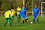 Na jihu Plzeňska podlehly Lužany (na snímku ve žlutých dresech) Dvorci vysoko 0:6 (v modrém).