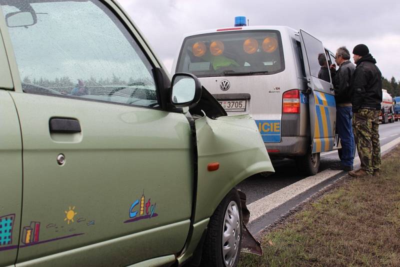 Hned ke dvěma nehodám došlo v pondělí ráno na hlavním tahu z Plzně směrem na Kaznějov. Více na: http://plzensky.denik.cz/nehody/nehody-uzavrely-silnici-u-kaznejova-20150330.html