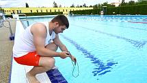 Od dnešního dne jsou opět otevřeny pro veřejnost i sportovce vnitřní i venkovní bazény. Plavčík Jan Šťastný měří teplotu ve venkovním bazénu v Plzni na Slovanech.