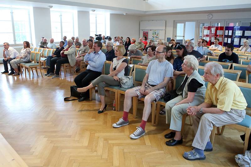 Debata s Bělou Gran Jensen, Lídou Rakušanovou a Jaroslavem Hutkou