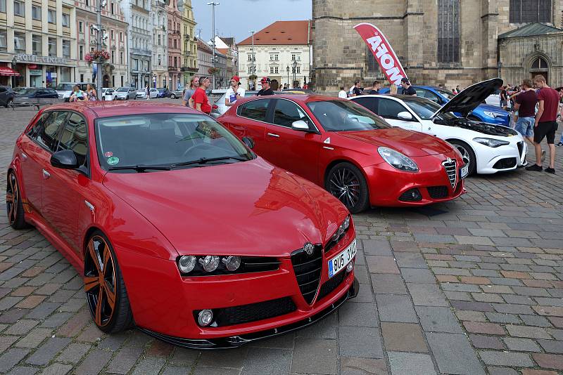 Sraz automobilů značky Alfa Romeo na náměstí Republiky v Plzni.