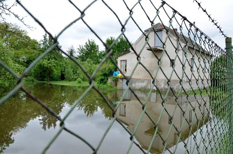 Povodeň v Plzni v Luční ulici. Některé domy zůstaly po evakuaci prázdné, ulice je uzavřena a hlídá ji policie