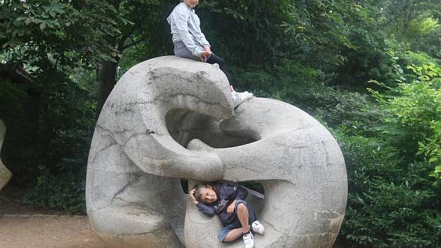 Medvědi v plzeňské zoologické zahradě jsou jedním z nejznámějších děl jubilujícího plzeňského sochaře Břetislava Holakovského