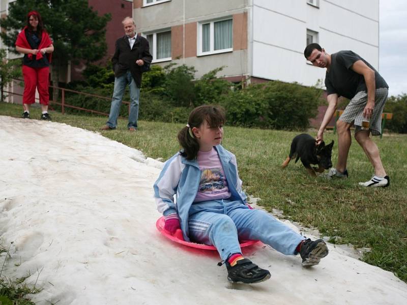 Zimní radovánky vždycky ocení především děti. Už pět let mají příležitost věnovat se jim i v červnu. A to před pivnicí U Vočka v Plzni. Nechyběly tradiční propriety spojené s Vánocemi, jako jsou stromek nebo zpívání koled