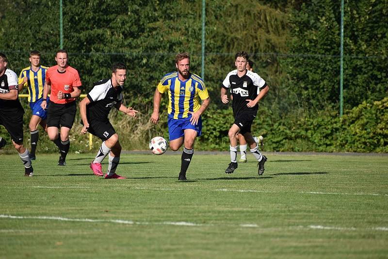 Fotbalisté TJ Sokol Kralovice (na archivním snímku hráči ve žlutomodrých dresech) porazili Košutku 1:0 a v krajské I. A třídy jsou na druhém místě za lídrem z Kaznějova.