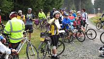 Takový peloton cyklistů se v Brdech  jen tak k vidění nebývá. Jelo nás na šest desítek, cyklisté všech generací včetně dětí.