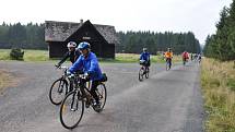 Takový peloton cyklistů se v Brdech  jen tak k vidění nebývá. Jelo nás na šest desítek, cyklisté všech generací včetně dětí.