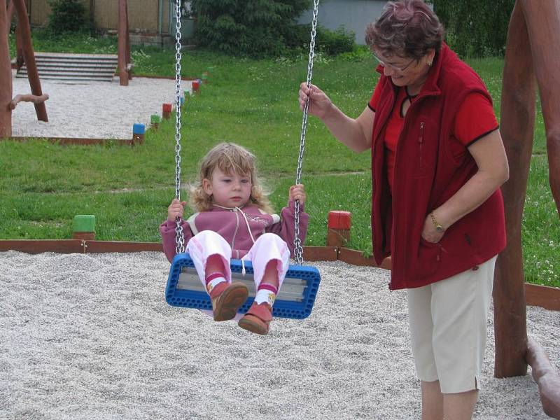 Nové dětské hřiště v Červeném Hrádku