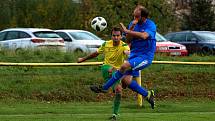 Na jihu Plzeňska podlehly Lužany (na snímku ve žlutých dresech) Dvorci vysoko 0:6 (v modrém).