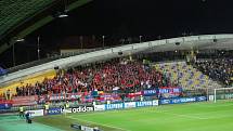 Zahájení zápasu na stadionu v Mariboru. Kotel plzeňských fanoušků