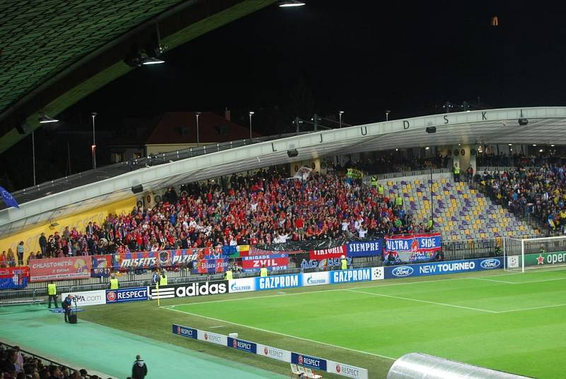 Zahájení zápasu na stadionu v Mariboru. Kotel plzeňských fanoušků