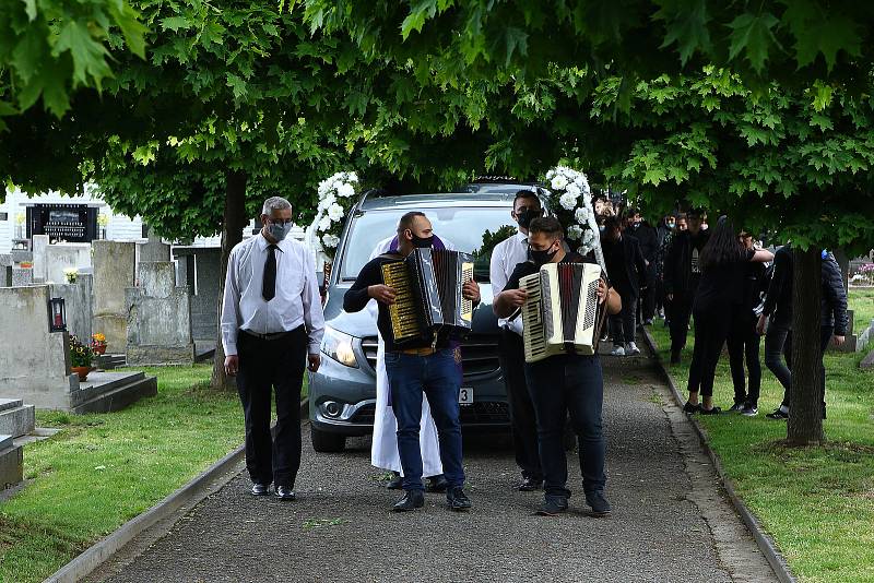 Rodina a blízcí se v pátek rozloučili s oběťmi tragické dopravní nehody osobního auta a vlaku u Kamenného Újezdu na Plzeňsku. Poslední rozloučení proběhlo na hřbitově v Nýřanech.