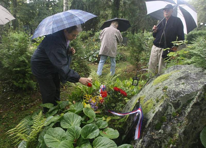 Kolem dvaceti lidí uctilo ve čtvrtek památku Julia Fučíka