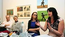 Výstavu představila Květuše Sokolová (vpravo), vedoucí odboru kultury, a Lenka Vaidišová kurátorka výstavy. Kromě výstavy nazvané 20 let Artotéky města Plzně jsou v podzemí GmP k vidění porcelánové objekty francouzských umělců a technologů