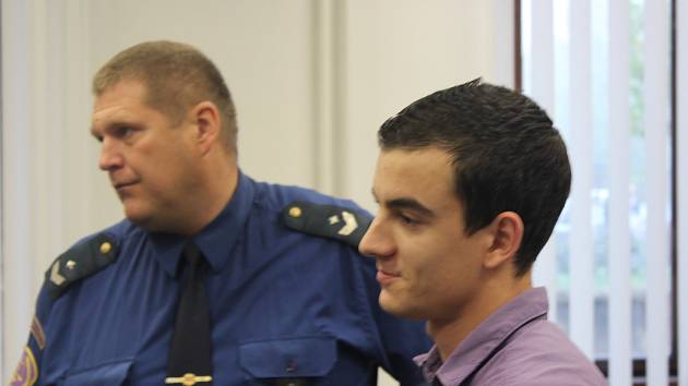 Nikolaj Ivanov Simeonov (21) si dnes 9.10. vyslechl rozsudek. Čeká ho 3 roky a 4 měsíce vězení a 8 let vyhoštění ze země. Rozhodnutí soudu ale není pravomocné. Obhajoba i státní zástupce si ponechali lhůtu na odvolání.