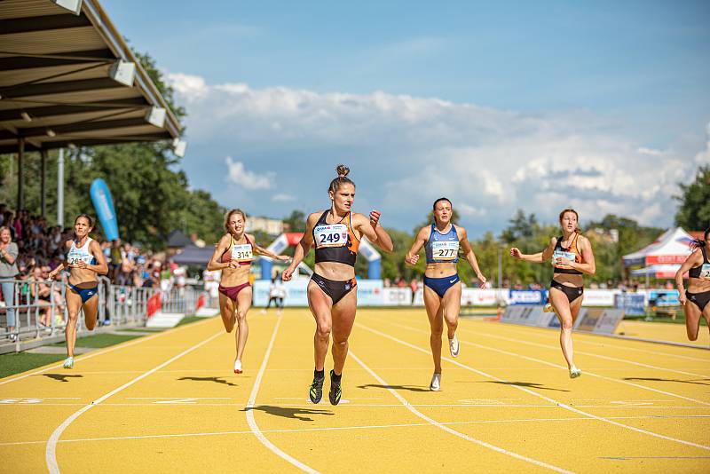 Tereza Petržilková (vlevo).