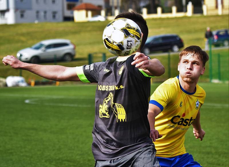 FORTUNA ČFL, skupina A (18. kolo): FC Písek - FK ROBSTAV Přeštice (na snímku fotbalisté v tmavých dresech) 1:1.