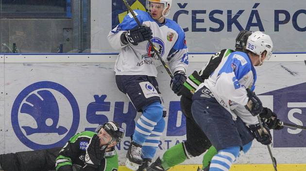 Plzeňský útočník  Dominik Kubalík (uprostřed) si probíjí cestu k boleslavské brance  ve čtvrtfinálové sérii extraligy  juniorů, akci vpravo sleduje kapitán Vojtěch Tulačka