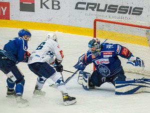 Plzeňský útočník Tomáš Mertl (uprostřed) zakončuje vedle bezmocného brankáře Landona Bowa svou parádní individuální akci. Škodovka porazila Rytíře po prodloužení 4:3.