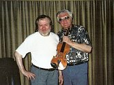 Světově věhlasný houslista Josef Suk při setkání s tvůrcem originální metody vylepšení zvuku nástrojů Jaroslavem Kloučkem (vlevo) v Praze