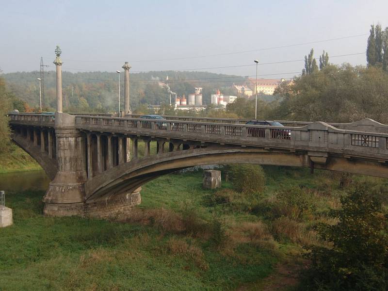 Secesní železobetonový most na Jateční