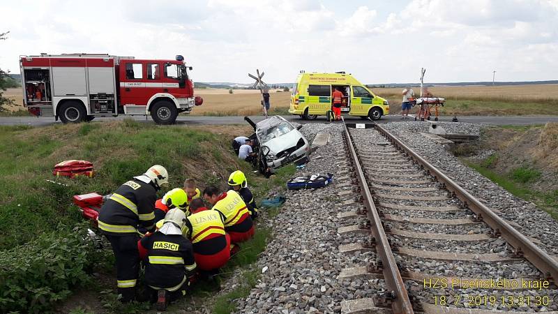 Srážka motorového vlaku a osobního auta u Kamenného Újezdu, 18. 7. 2019.