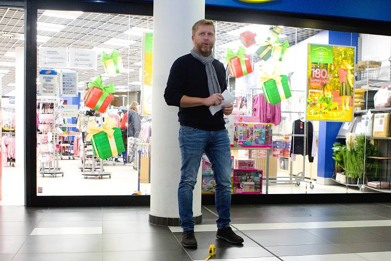 Dvě desítky fotografů z Fotoklubu Plzeň,  vystavují v OC Dvořák na Slovanech svou novou tvorbu. Na fotografiích převažují portréty žen a dívek, glamour, ale i snímky přírody, dětské portréty a produktová fotka. Výstava je volně přístupná do 28.února.