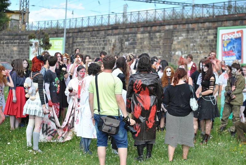 Populární zombie walk má za sebou další ročník. Na sto třicet účastníků prošlo Plzní, přímo během Dne Meliny Mercouri.