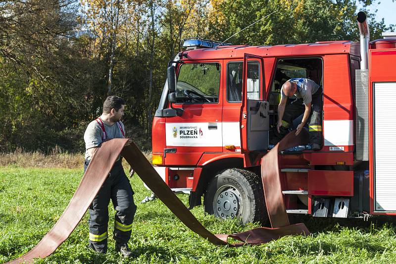 Plzeňští hasiči po úniku jedovaté látky čerpali vodu z Radbuzy.