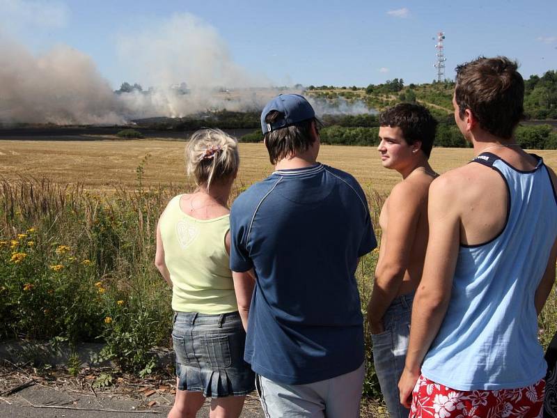 Požár pole v ulici Na Chmelnicích v Plzni na Sylvánu