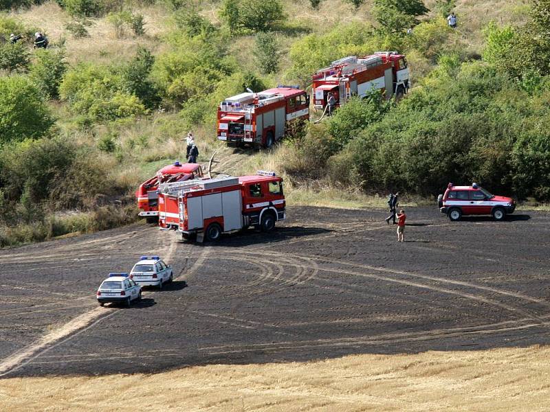 Požár pole v ulici Na Chmelnicích v Plzni na Sylvánu