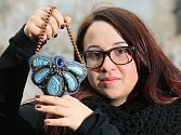 Náhrdelníky, náušnice, brože nebo náramky vznikají pod rukama Tamary Procházkové. Šperky z autorské dílny nazvané Tamarchi vyprávějí příběhy. Některé jsou inspirované divadelními hrami, jiné Blízkým východem
