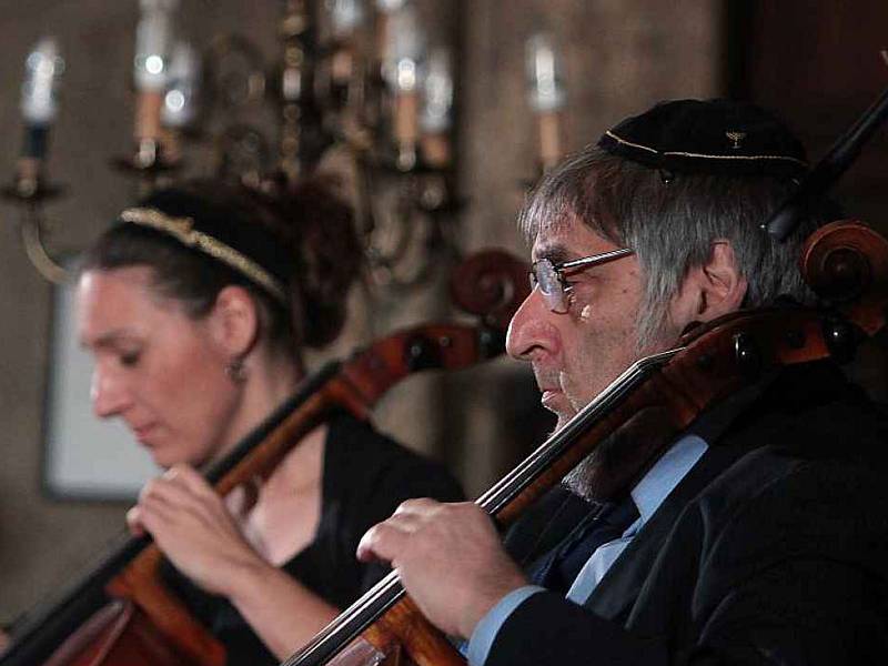 Violoncellisté Jiří Hošek a jeho dcera Dominika Weiss Hošková zahrají dopoledne v neděli 20. ledna v plzeňské Velké synagoze na vzpomínkovém shromáždění, kterým si Židovská obec Plzeň připomíná lednové transporty plzeňských Židů do koncentračního tábora v