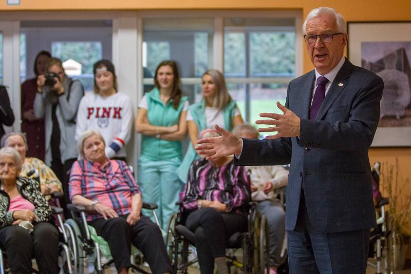 Jiří Drahoš navštívil ve Vejprnicích Domov poklidného stáří