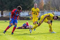 Fotbalisté FK ROBSTAV Přeštice (na archivním snímku hráči ve žlutých dresech) remizovali v Uhříněvsi u Prahy s rezervou Bohemians 1905 1:1.