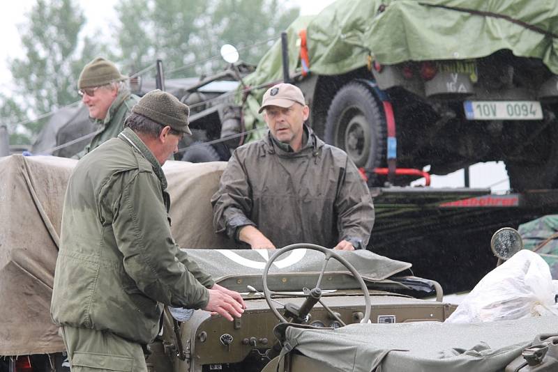 Military Car Club Plzeň odjíždí na oslavy 70. výročí Dne D do Normandie