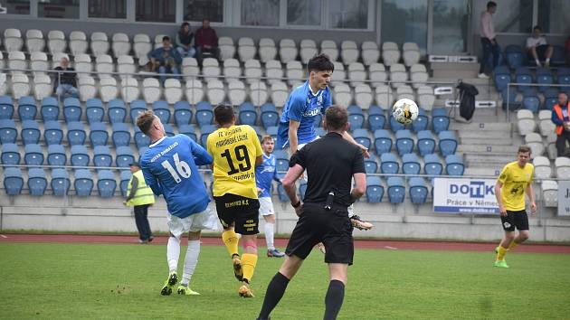 FORTUNA divize A (25. kolo): TJ Jiskra Domažlice (modré dresy) - FC Viktoria Mariánské Lázně (žlutí) 1:1.