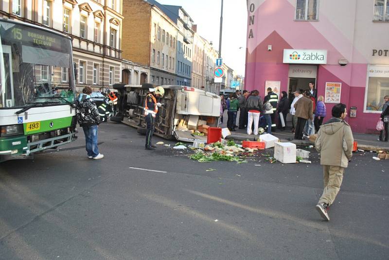 V odpoledních hodinách došlo k nehodě trolejbusu a dodávky na rohu ulic Tylova a Skrétova. Náraz dodávku převrátil na bok. Trolejbusová doprava musela být v tomto místě zastavena