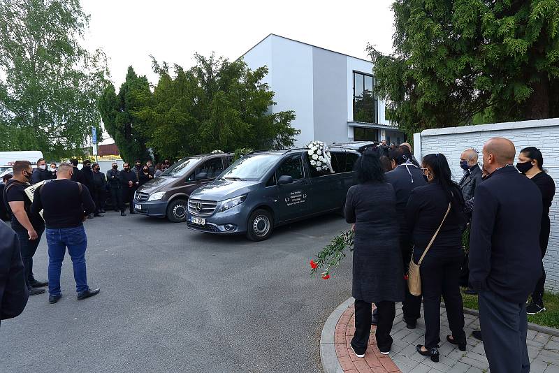 Rodina a blízcí se v pátek rozloučili s oběťmi tragické dopravní nehody osobního auta a vlaku u Kamenného Újezdu na Plzeňsku. Poslední rozloučení proběhlo na hřbitově v Nýřanech.