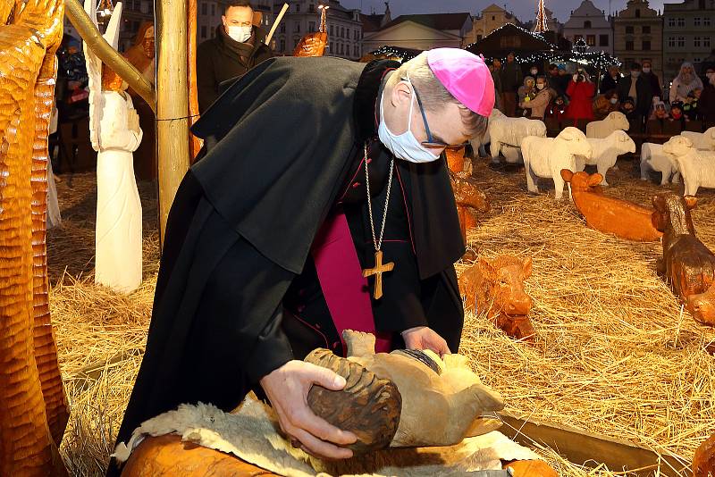 Plzeňský biskup Tomáš Holub společně se starostou a místostarostou největšího plzeňského obvodu uložili sochu malého Ježíška do jesliček, které jsou součástí velkého vyřezávaného betlému na vánočních trzích na náměstí Republiky v Plzni.