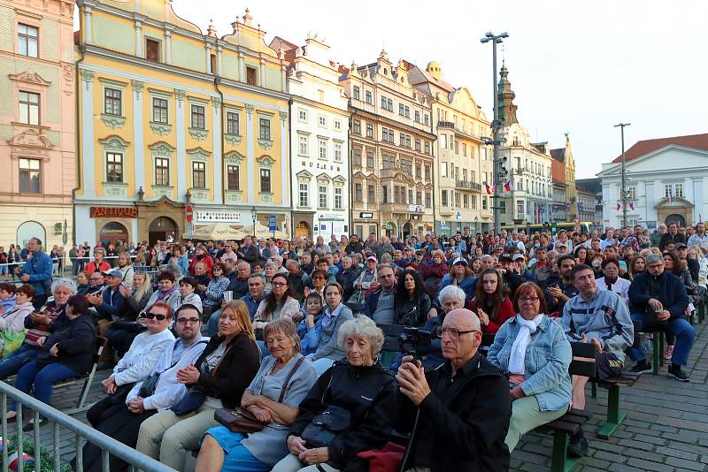 Slavnosti svobody v Plzni a Thank you, boys! Slavnostní večer na náměstí Republiky, který se v sobotu nesl ve znamení swingu a vzpomínek na osvobození západních Čech v roce 1945.