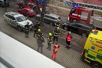 K psychicky nemocné ženě se nakonec dostali policisté s hasiči přes balkon z výsuvné plošiny