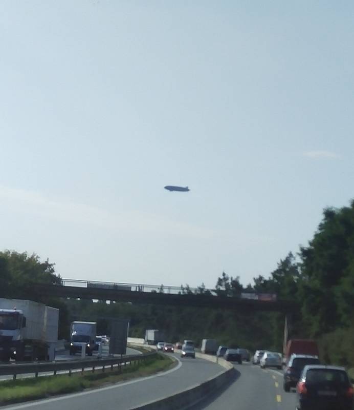 Fotografie průletu vzducholodi ZF Zeppelin od čtenářů Deníku.