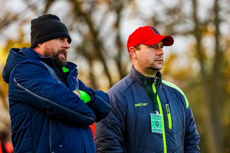 15. kolo I. A třídy: SK Smíchov Plzeň - FC Rokycany B (na snímku fotbalisté v zelených dresech) 4:2 (2:0).