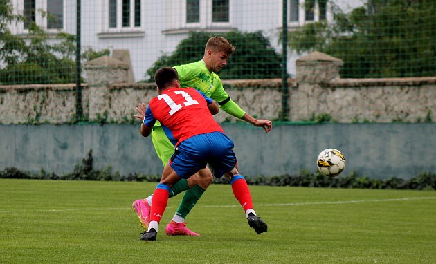 FORTUNA ČFL, skupina A, 10. kolo: FK Loko Vltavín - FC Viktoria Plzeň B (na snímku fotbalisté v červeno-modrých dresech) 1:1 (1:0).