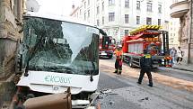 Nehoda autobusu ČSAD a osobního auta na rohu ulic Koperníkova a Bendova