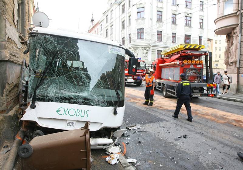 Nehoda autobusu ČSAD a osobního auta na rohu ulic Koperníkova a Bendova