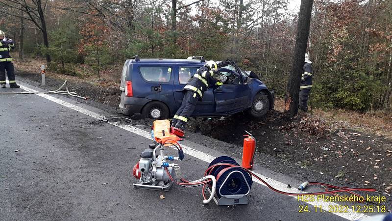 Nehoda auta mezi Plasy a Hadačkou.