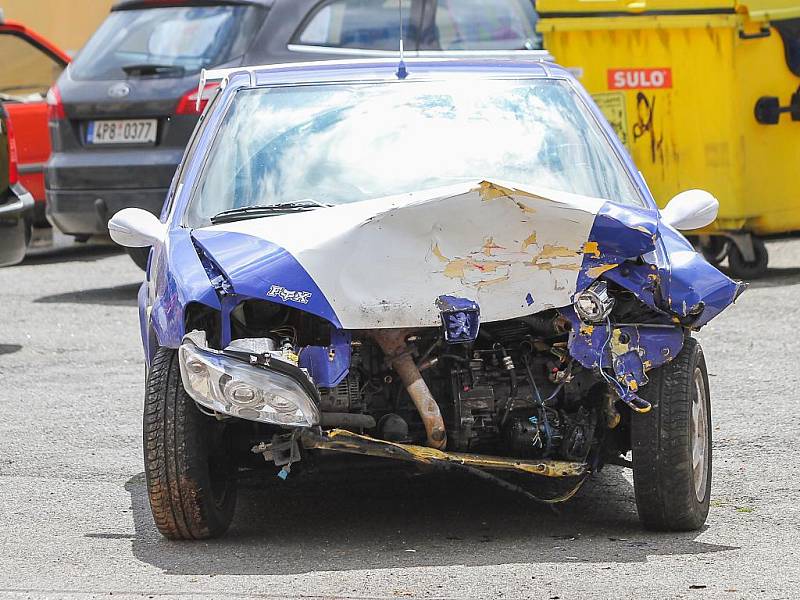 Čelní střet dvou osobních aut v Lobzích